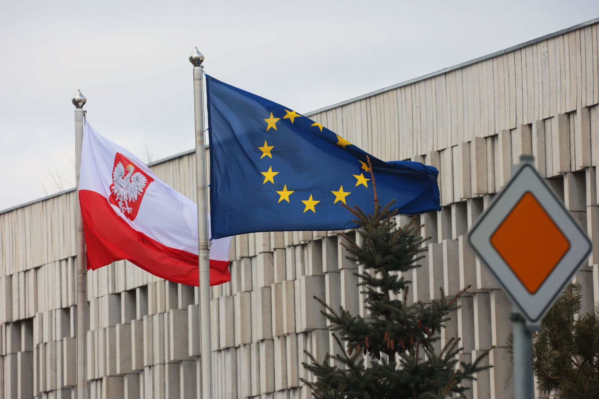 Bandeiras da Polônia e da União Europeia na embaixada da Polônia em Moscou, Rússia - Sputnik Brasil, 1920, 09.11.2021