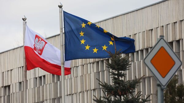 Bandeiras da Polônia e da União Europeia na embaixada da Polônia em Moscou, Rússia - Sputnik Brasil