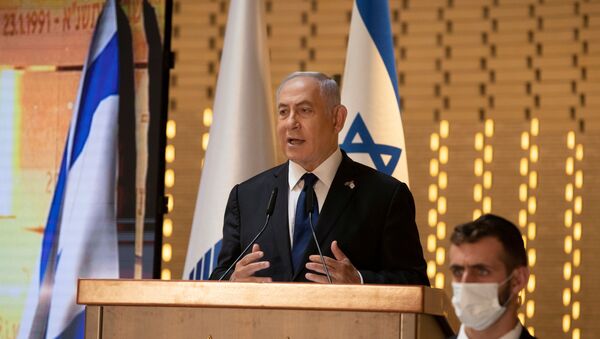 Benjamin Netanyahu, primeiro-ministro de Israel, fala em cerimônia oficial que marca o Dia da Memória de Israel, que comemora os soldados caídos e as vítimas israelenses de ataques hostis, no cemitério militar de Monte Herzl, Jerusalém, 14 de abril de 2021 - Sputnik Brasil