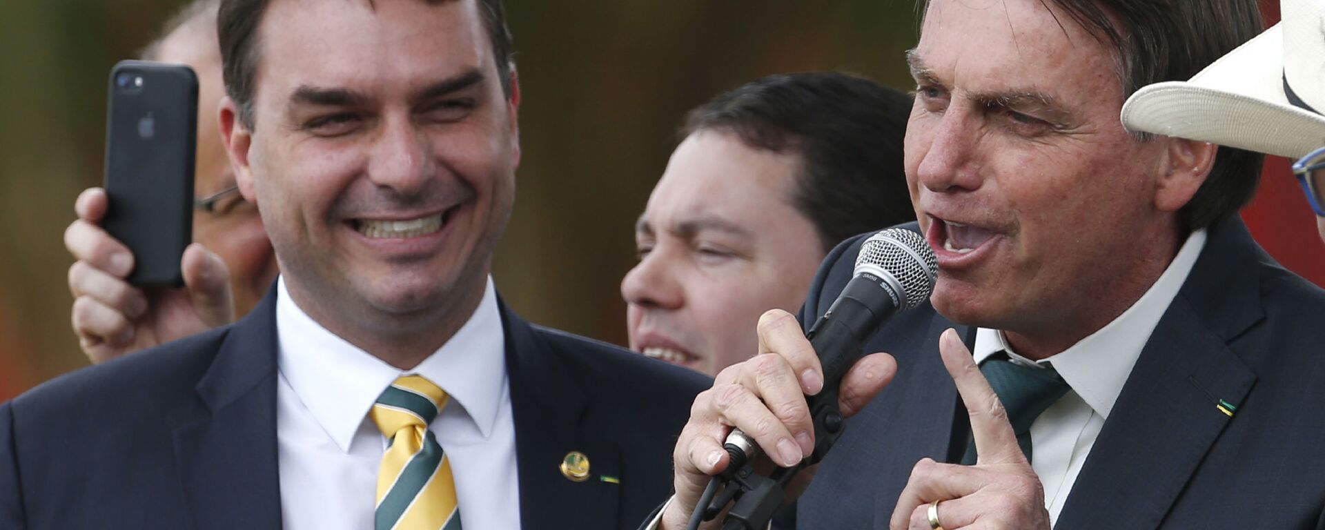 Flávio Bolsonaro ao lado do pai, o presidente Jair Bolsonaro (foto de arquivo) - Sputnik Brasil, 1920, 29.03.2026