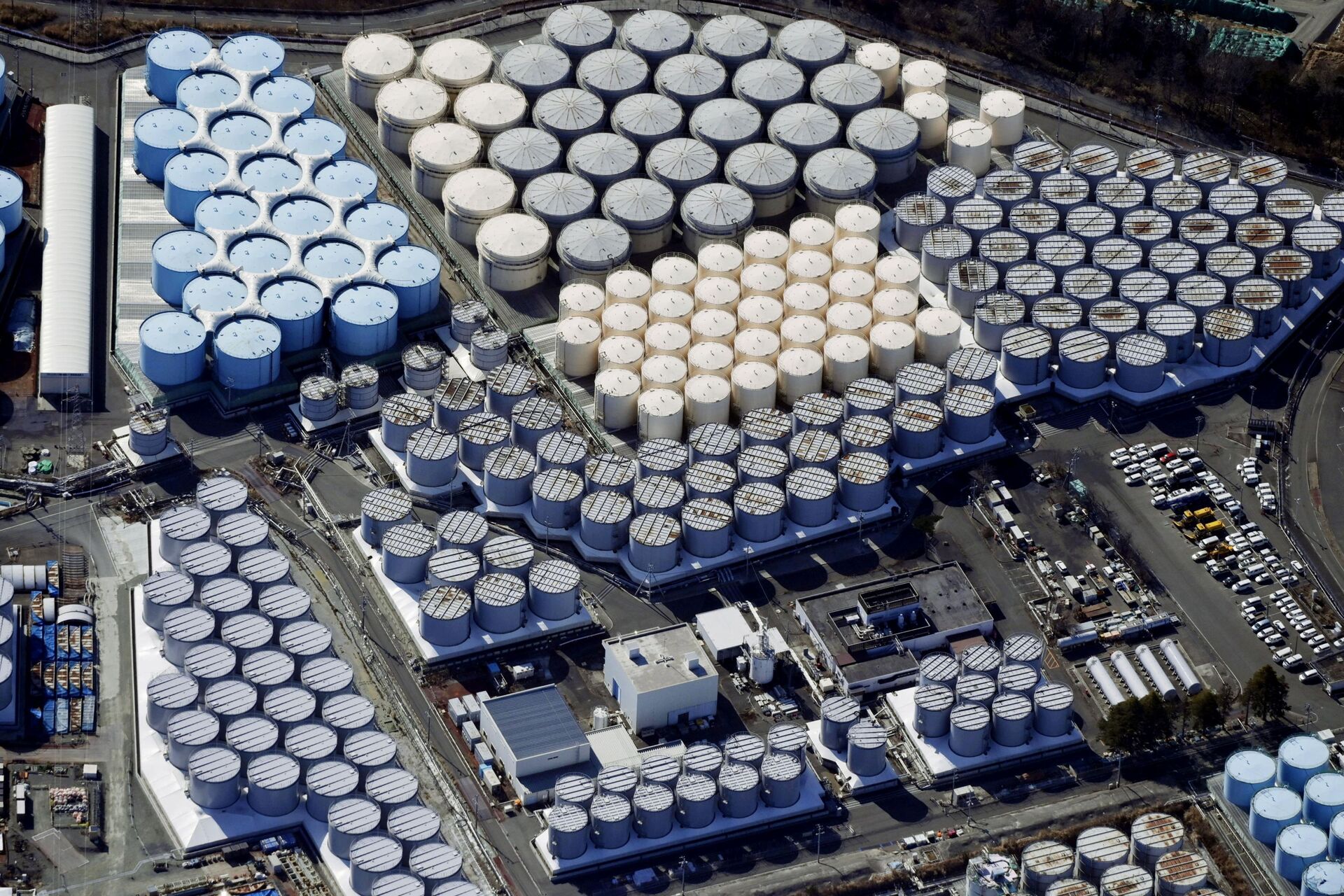 Vista aérea mostrando tanques de armazenamento de água tratada na usina nuclear de Fukushima Daiichi, na cidade de Okuma, província de Fukushima, Japão, 13 de fevereiro de 2021 - Sputnik Brasil, 1920, 09.11.2021