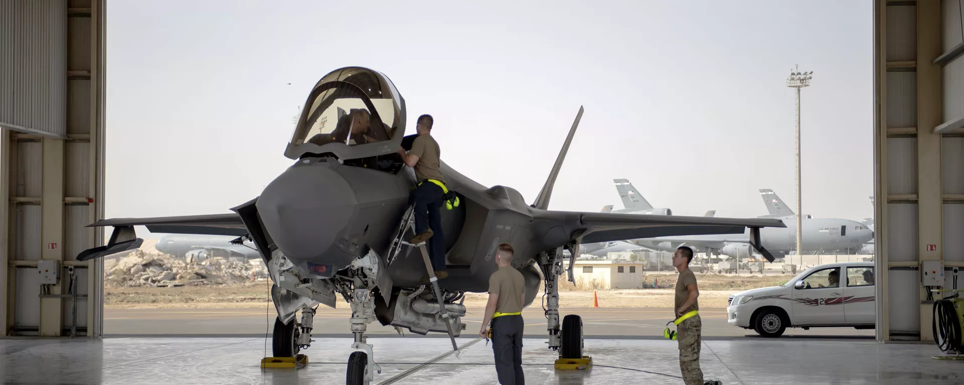 Tripulação de caça F-35 e tripulação se prepara para missão na Base Aérea de Al-Dhafra, nos Emirados Árabes Unidos, 5 de agosto de 2019 Tripulação de caça F-35 e tripulação se prepara para missão na Base Aérea de Al-Dhafra, nos Emirados Árabes Unidos, 5 de agosto de 2019 - Sputnik Brasil, 1920, 07.11.2021