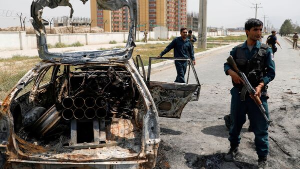 Em Cabul, policiais afegãos inspecionam um veículo usado por insurgentes para disparar foguetes, em 18 de agosto de 2020 - Sputnik Brasil