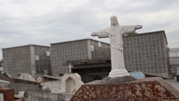 No Rio de Janeiro, no cemitério de Irajá, uma miniatura do Cristo Redentor é usada em uma lápide, em 5 de fevereiro de 2021 - Sputnik Brasil