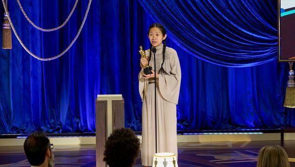 Chloé Zhao recebendo o prêmio de melhor direção por Nomadland, na 93ª edição do Oscar, em Los Angeles, Califórnia - Sputnik Brasil