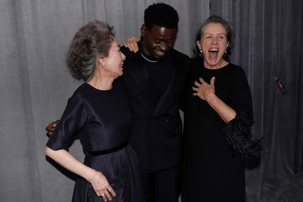 Atriz sul-coreana Yuh-Jung Youn, ganhadora do prêmio de melhor atriz coadjuvante pelo filme Minari, Daniel Kaluuya, que levou prêmio de melhor ator coadjuvante pelo filme Judas e o messias negro, e Frances McDormand, que ganhou o prêmio de melhor atriz pelo filme Nomadland - Sputnik Brasil