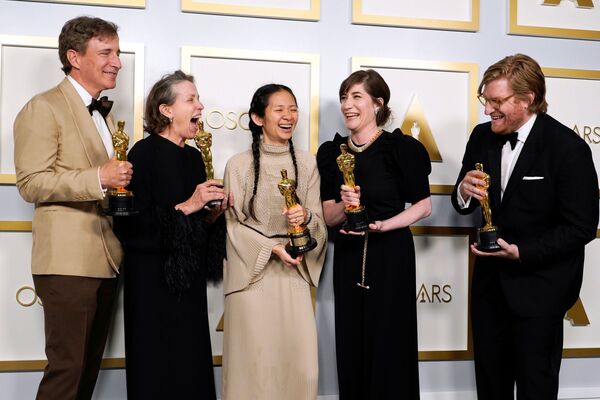 Os produtores Peter Spears, Frances Mcdormand, Chloe Zhao, Mollye Asher e Dan Janvey, vencedores do prêmio de melhor filme por Nomadland - Sputnik Brasil