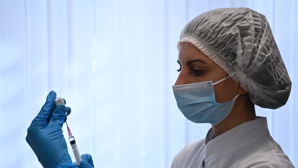 Enfermeira prepara dose da Sputnik V para aplicação em Moscou, na Rússia. - Sputnik Brasil