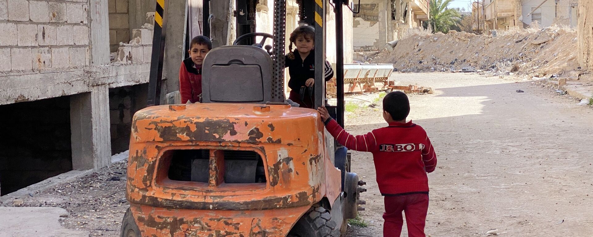 Crianças em uma das ruas de Palmyra, na Síria, em 17 de março de 2021 - Sputnik Brasil, 1920, 27.04.2021