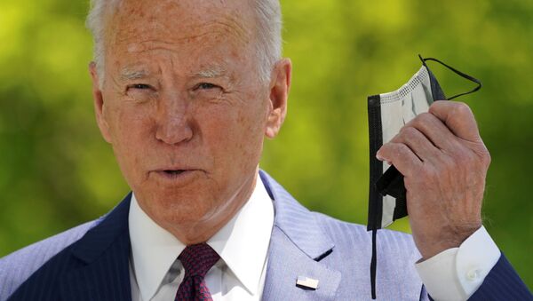 Em Washington, o presidente dos Estados Unidos, Joe Biden, tira a máscara de proteção contra a COVID-19 antes de falar sobre o trabalho de sua administração na pandemia, em 27 de abril de 2021 - Sputnik Brasil