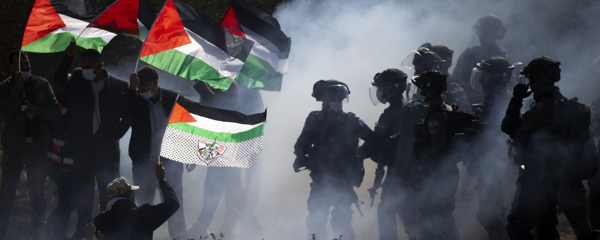 Forças de Defesa de Israel jogam bombas de gás lacrimogêneo contra palestinos durante protesto - Sputnik Brasil, 1920, 07.06.2024