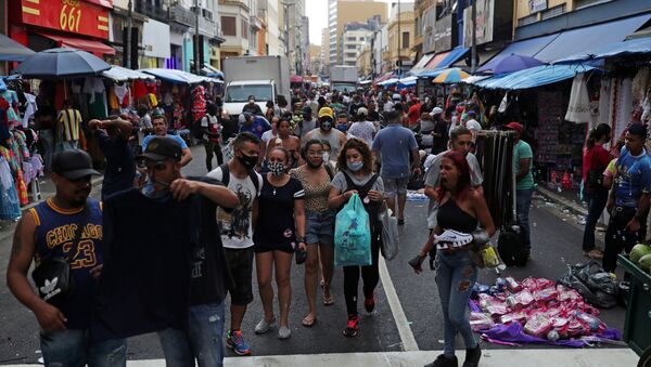 Pessoas caminham na rua 25 de Março, em meio à pandemia de COVID-19, no centro de São Paulo, no dia 21 de dezembro de 2020 - Sputnik Brasil