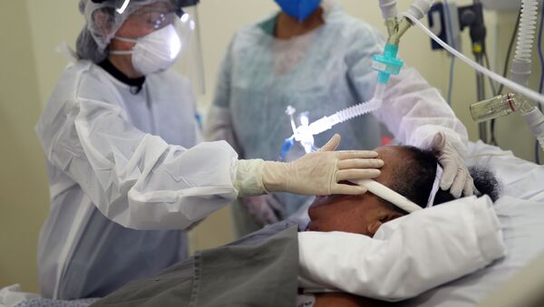 Em São Paulo, no Hospital Municipal de Parelheiros, profissionais de saúde tratam um paciente com COVID-19 na UTI, em 9 de abril de 2021 - Sputnik Brasil