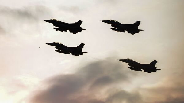 Caças F-16 turcos e poloneses durante voos de demonstração das equipes da OTAN - Sputnik Brasil
