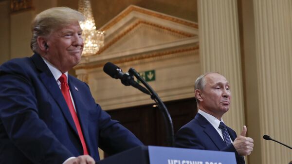 O então presidente dos EUA, Donald Trump (à esquerda) e o presidente russo, Vladimir Putin, durante encontro em Helsinque, Finlândia, 16 de julho de 2018 (foto de arquivo) - Sputnik Brasil