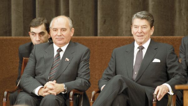 Então secretário-geral do Partido Comunista da União Soviética, Mikhail Gorbachev, e o então presidente dos EUA, Ronald Reagan, durante cerimônia de encerramento de encontro de alto nível em Genebra, na Suíça, em 16 de novembro de 1985 (foto de arquivo) - Sputnik Brasil