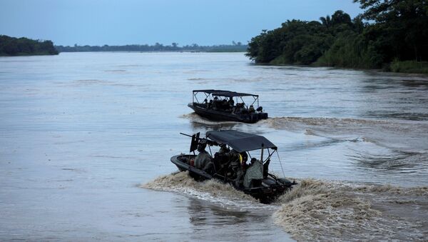 Soldados colombianos patrulham de barco no rio Arauca, na fronteira entre Colômbia e Venezuela, visto de Arauquita, Colômbia em 28 de março de 2021 - Sputnik Brasil