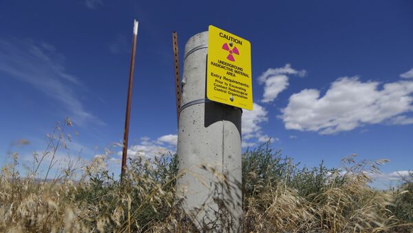 Placa com alerta de material radioativo armazenado no subsolo na Reserva Nucelar de Hanford, nos EUA - Sputnik Brasil