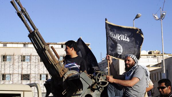 Libyan men hold Al-Qaeda flags while sitting next to an anti-aircraft artillery weapon (File) - Sputnik Brasil