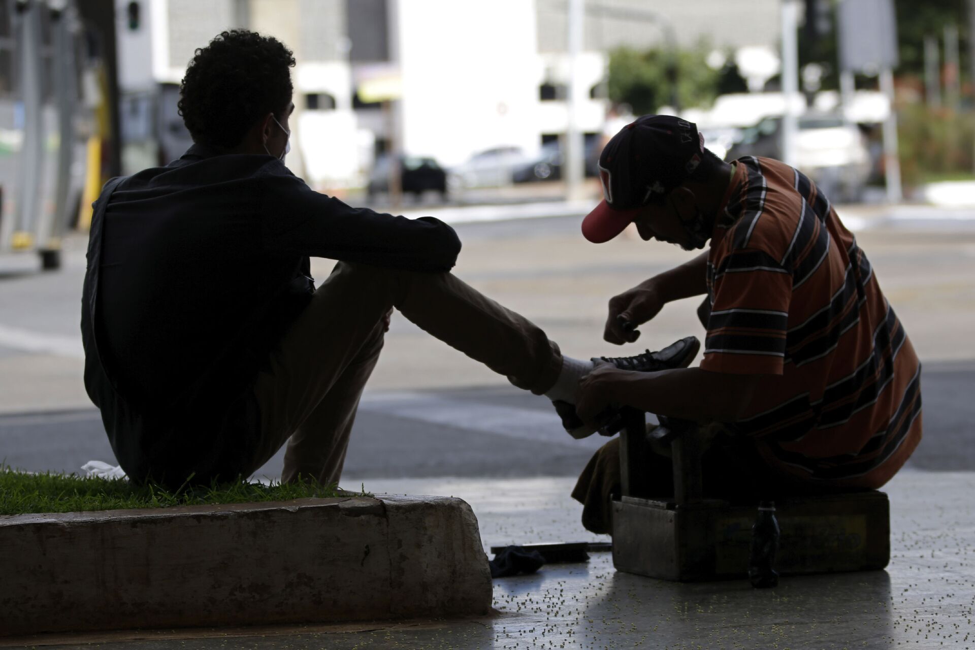 Trabalhador informal trabalha engraxando sapatos em Brasília, no Distrito Federal. - Sputnik Brasil, 1920, 09.11.2021