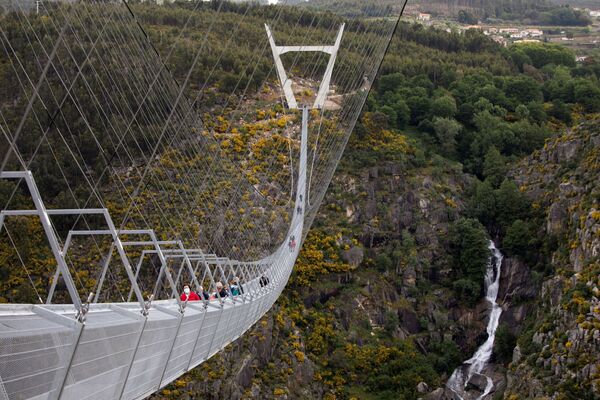 Pessoas caminham sobre 516 Arouca, ponte suspensa para pedestres, a mais longa do mundo, em Arouca, Portugal, 29 de abril de 2021 - Sputnik Brasil