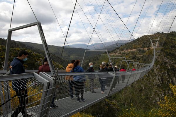 Pessoas caminhando sobre a 516 Arouca, ponte suspensa para pedestres, a mais longa do mundo, em Arouca, Portugal, 29 de abril de 2021 - Sputnik Brasil