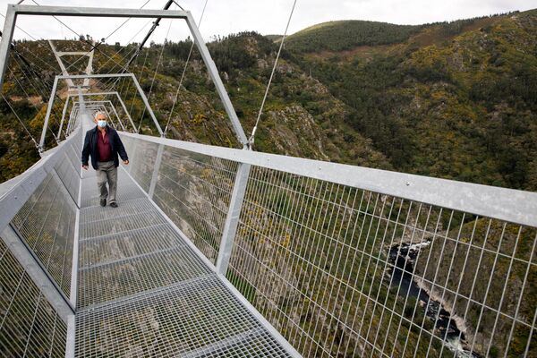 Pessoa caminhando sobre a 516 Arouca, ponte suspensa para pedestres, a mais longa do mundo, em Arouca, Portugal, 29 de abril de 2021 - Sputnik Brasil