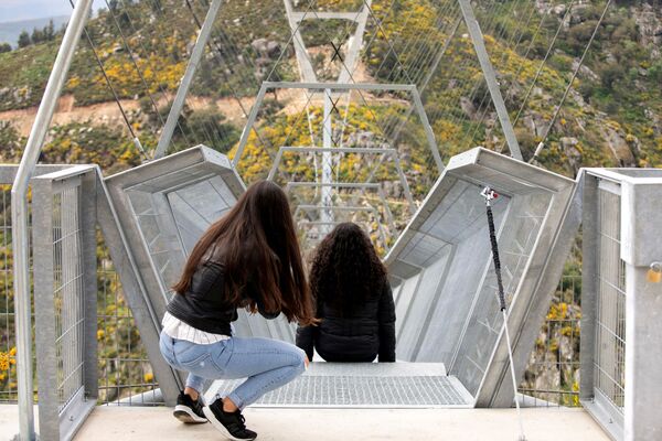 Garotas tiram foto na extremidade da 516 Arouca, ponte suspensa para pedestres, a mais longa do mundo, em Arouca, Portugal, 29 de abril de 2021 - Sputnik Brasil