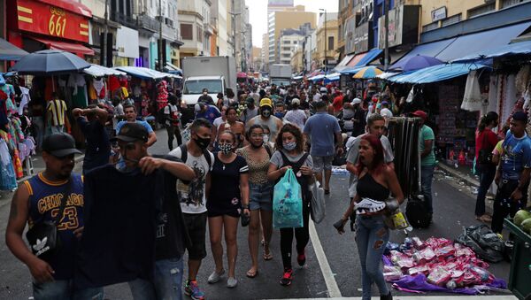Pessoas caminham na popular rua comercial 25 de Março, antes do Natal, em meio ao surto da COVID-19, no Brasil, 21 de dezembro de 2020 - Sputnik Brasil