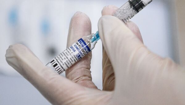 Profissional da saúde insere a vacina russa Sputnik V em uma seringa - Sputnik Brasil
