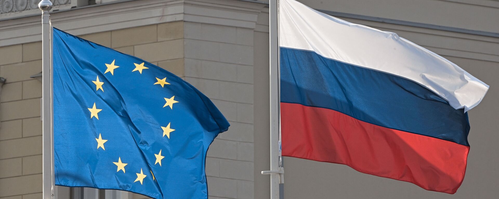 Bandeiras da União Europeia e da Rússia em frente ao palácio presidencial, em Helsinque, capital da Finlândia - Sputnik Brasil, 1920, 18.03.2022