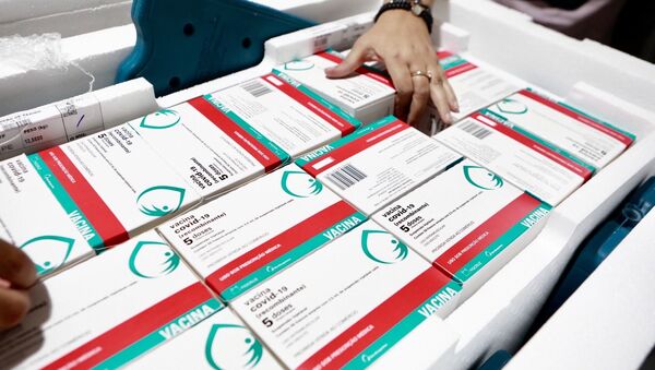 Pernambuco recebe carregamento de vacinas da AstraZeneca produzidas pela Fundação Oswaldo Cruz (Fiocruz), no dia 8 de abril de 2021 - Sputnik Brasil