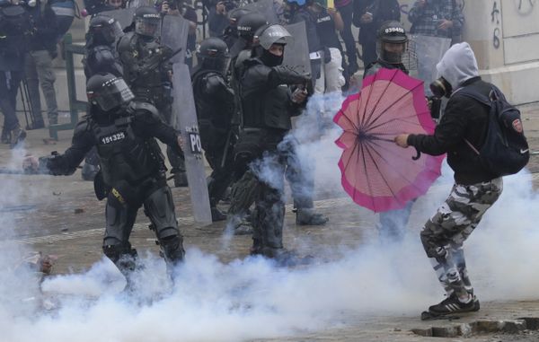 Manifestantes entram em conflito com policiais durante manifestação contra a reforma fiscal proposta pelo presidente colombiano Ivan Duque em Bogotá, Colômbia, 28 de abril de 2021. - Sputnik Brasil