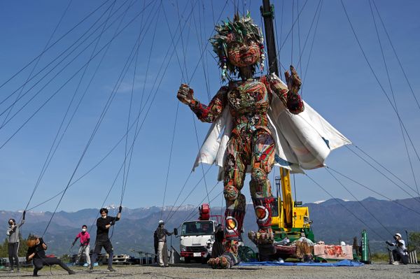 Titeriteiros movem o fantoche gigante MOCCO durante uma sessão de treinamento especial em Takamori, na prefeitura de Nagano, Japão, 23 de abril de 2021. Os organizadores dos Jogos Olímpicos de Verão em Tóquio criaram o fantoche de 10 metros para simbolizar o espírito das pessoas das regiões atingidas pelos terremoto e tsunami de 2011 - Sputnik Brasil