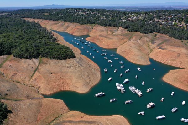 Casas flutuantes no lago de Oroville, Califórnia, Estados Unidos, 27 de abril de 2021 - Sputnik Brasil