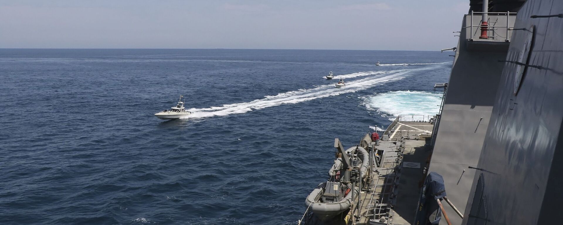 Lanchas da Marinha do Corpo de Guardiões da Revolução Islâmica do Irã navegam perto de navios militares dos EUA no golfo Pérsico perto de Kuwait, 15 de abril de 2020 - Sputnik Brasil, 1920, 02.09.2022