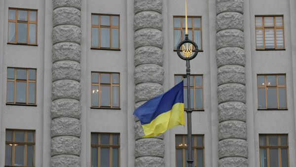 Bandeira nacional da Ucrânia em frente ao prédio do governo no centro de Kiev, Ucrânia, 3 de março de 2016 - Sputnik Brasil