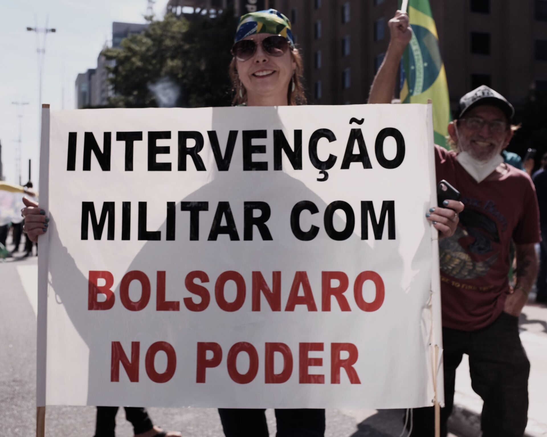 Em São Paulo, manifestante bolsonarista segura faixa pedindo intervenção militar no Brasil, em 1º de maio de 2021 - Sputnik Brasil, 1920, 09.11.2021