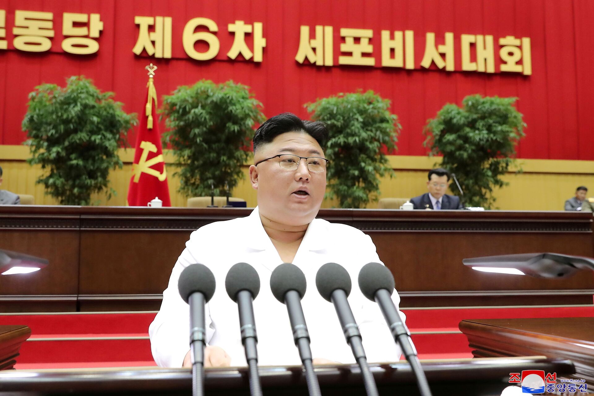 O líder norte-coreano Kim Jong-un discursa durante uma conferência de secretários do Partido dos Trabalhadores em Pyongyang, em divulgada em 7 de abril de 2021 - Sputnik Brasil, 1920, 09.11.2021