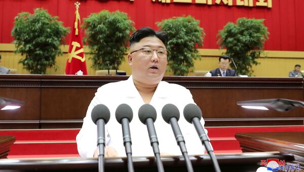 O líder norte-coreano Kim Jong-un discursa durante uma conferência de secretários do Partido dos Trabalhadores em Pyongyang, em divulgada em 7 de abril de 2021 - Sputnik Brasil