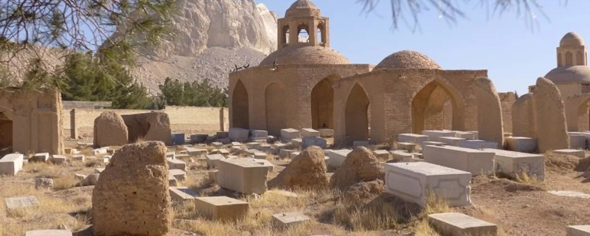 Vista do cemitério Sera bat Asher em Pir Bakran, no Irã - Sputnik Brasil, 1920, 21.12.2025