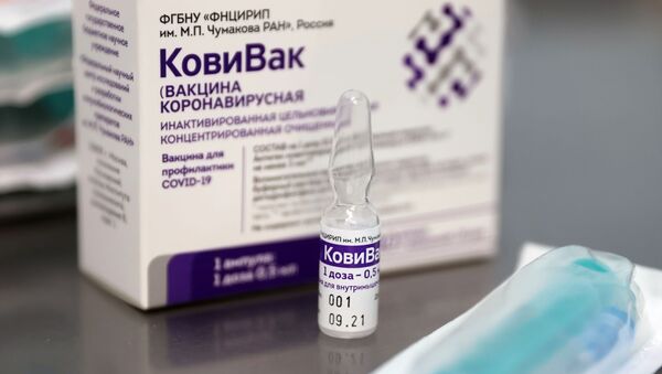 Em Tula, na Rússia, a vacina russa CoviVac, desenvolvida pelo centro de pesquisa Chumakov, é mostrada ao lado de uma seringa, em 30 de abril de 2021 - Sputnik Brasil
