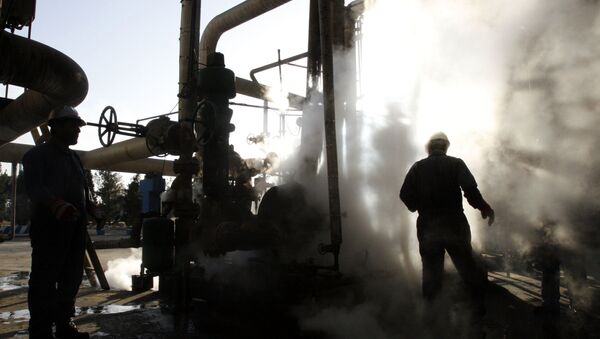 Trabalhadores reparam parte da unidade de uma petroquímica em Teerã, no Irã (imagem referencial) - Sputnik Brasil