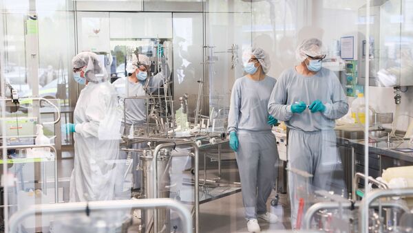 Funcionários trabalham na produção da fábrica da Allergopharma em Reinbek perto de Hamburgo, iniciando a produção da vacina Pfizer/BioNTech contra a COVID-19, em 30 de abril de 2021 - Sputnik Brasil