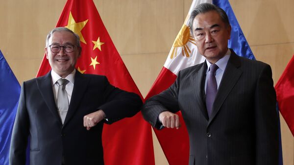 Secretário de Relações Exteriores das Filipinas, Teodoro Locsin (à esquerda), e ministro das Relações Exteriores da China, Wang Yi (à direita) - Sputnik Brasil