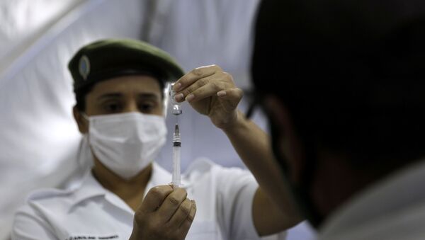 Enfermeira do Exército brasileiro prepara dose de vacina contra a COVID-19 para vacinação de militares, no Rio de Janeiro, 3 de maio de 2021  - Sputnik Brasil