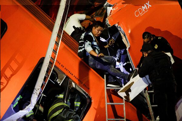 Equipes de resgate trabalham em um local onde o viaduto do metrô desabou parcialmente com vagões nele, Cidade do México, 3 de maio de 2021 - Sputnik Brasil