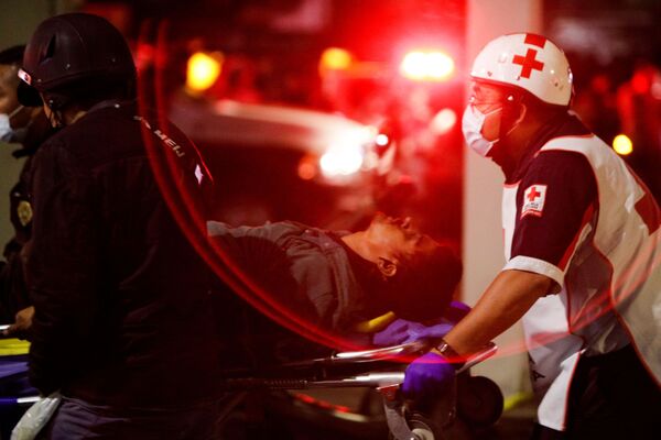 Socorristas transportam uma pessoa ferida em maca no local do desabamento do viaduto do metrô na estação Olivos na Cidade do México, 3 de maio de 2021 - Sputnik Brasil