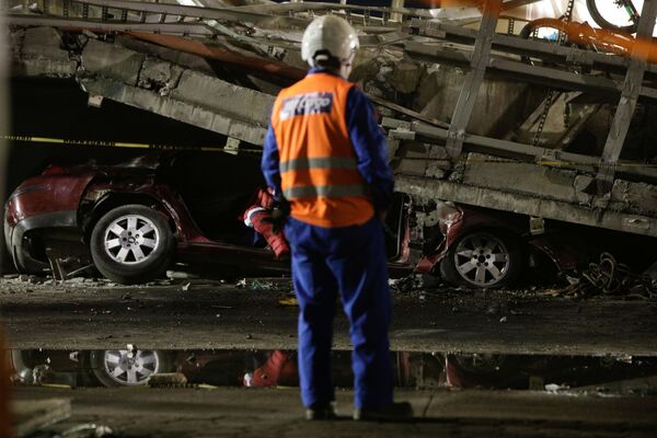 Socorrista em frente de um vagão preso sob o viaduto do metrô que desabou na Cidade do México, 4 de maio de 2021 - Sputnik Brasil