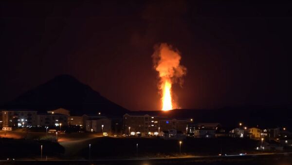 Explosão de lava atinge 300 metros de altura na Islândia - Sputnik Brasil